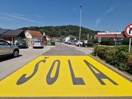 Talne oznake pri podružnični šoli Ihan